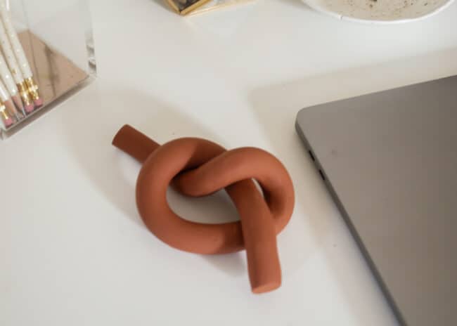 DIY these easy pretty polymer clay knot paperweight