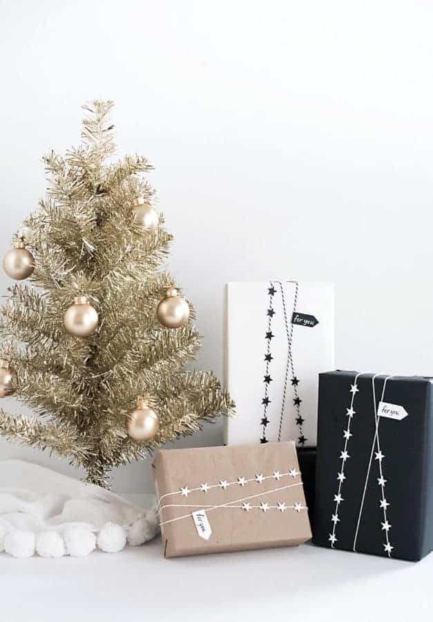 Beautiful and easy brown paper Christmas gift wrapping ideas #Christmas #holidays #wrapping #giftwrap #kraft #kraftpaper 