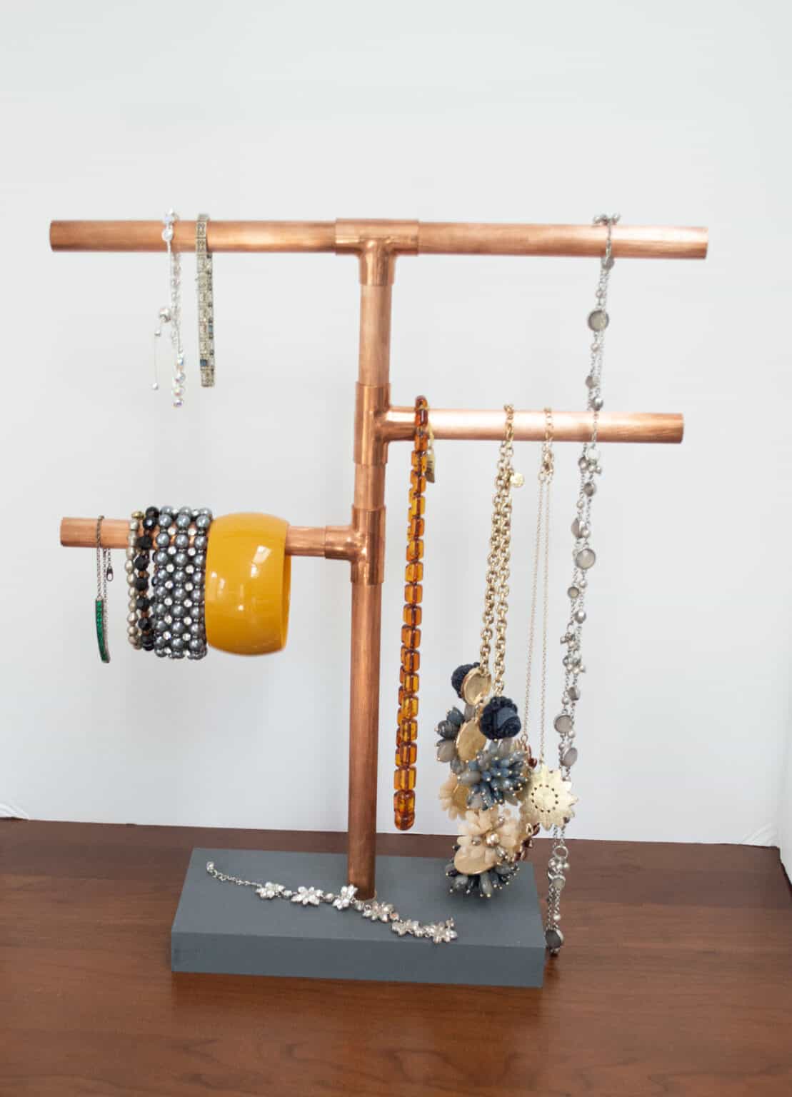 Beautiful copper pipe DIY projects for your home. Make these today!